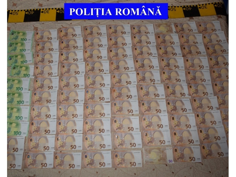 Teancuri de bani, lei, euro și lire sterline, dar și bijuterii, găsite de polițiști la zeci de suspecți de cămătărie