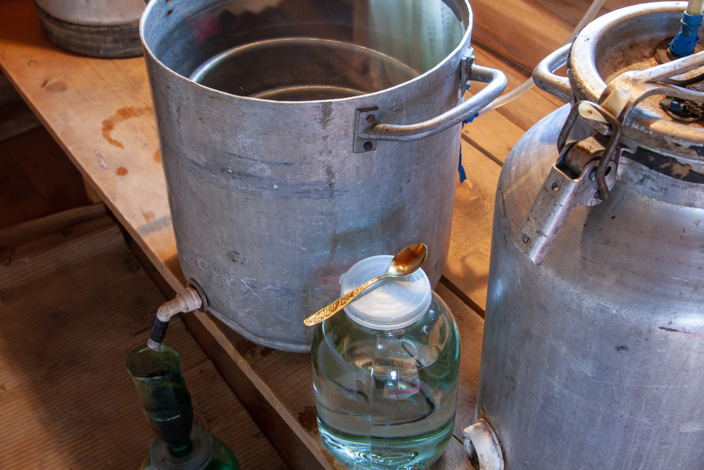 Deținut prins că făcea țuică în penitenciar. Cum a fost sancționat