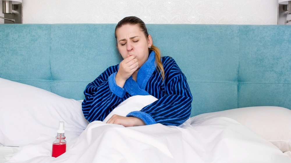 Persoanele infectate cu Omicron ar putea auzi primul simptom înainte să îl simtă