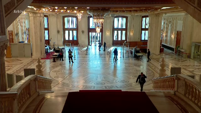 Turistul irlandez care a intrat prin efracție în Casa Poporului, cercetat în libertate. Era băut și drogat. Ce pedeapsă riscă