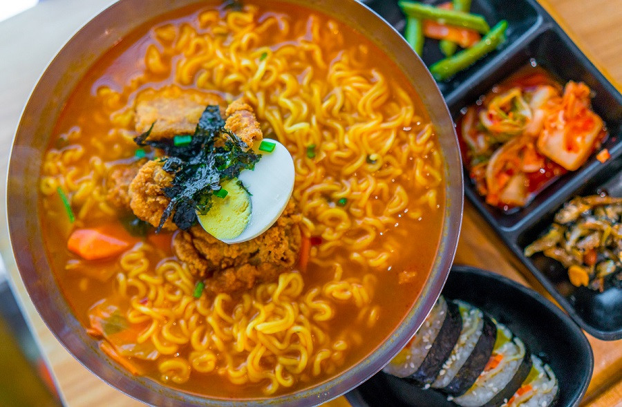 Românii sunt tot mai interesați de mâncarea sud-coreeană. Cât costă cele mai populare produse