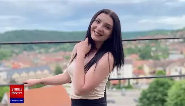 O tânără de 21 de ani a murit, după ce a fost lovită de o mașină de poliție în timp ce traversa regulamentar strada