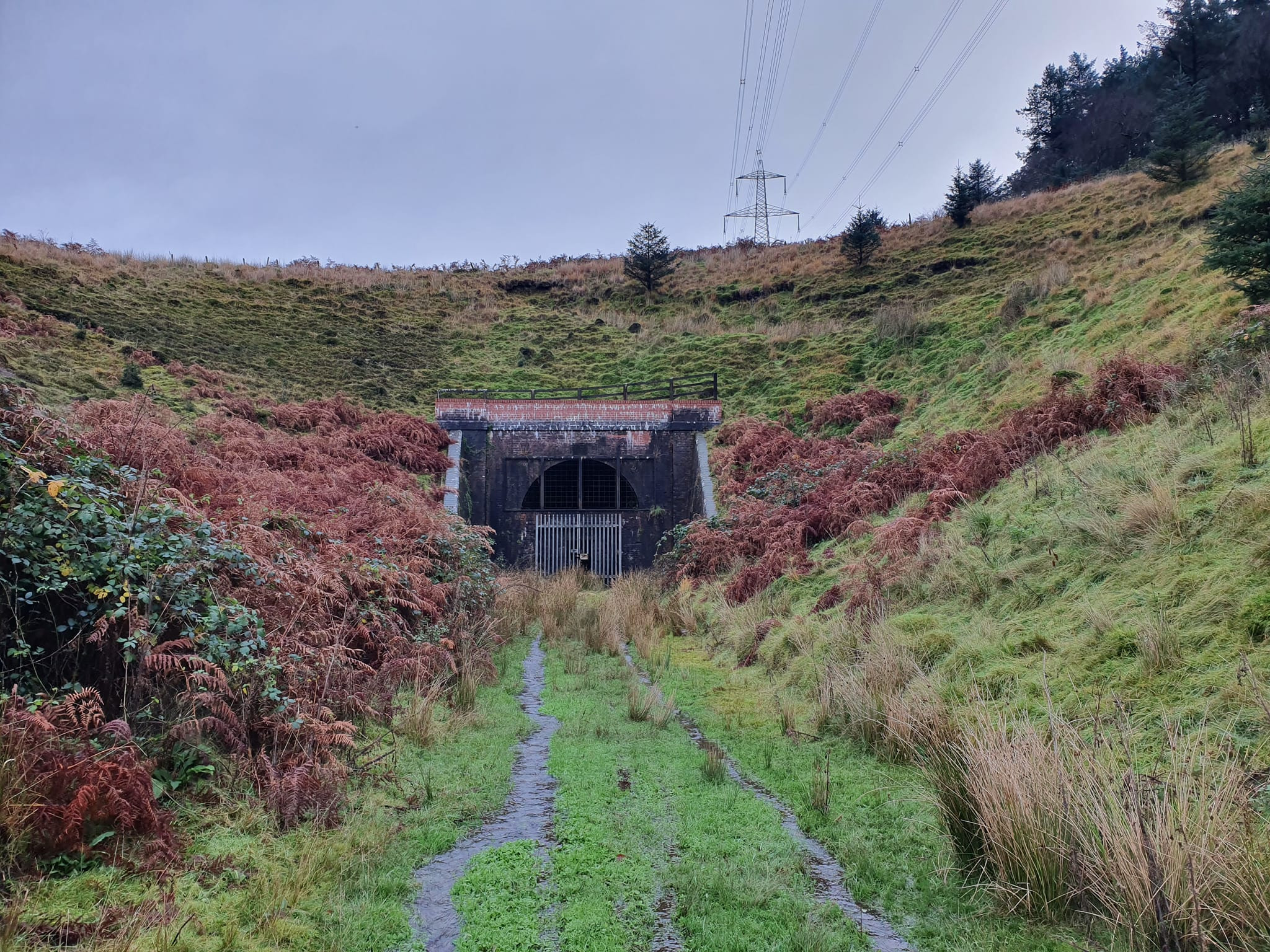 Imagini din interiorul unui tunel în care intrarea este interzisă. Ce s-a descoperit înăuntru la 50 de ani de la închidere