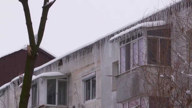 Țurțurii, un real pericol pentru trecătorii din mai multe părți ale Moldovei. Pompierii au intervenit pentru a-i îndepărta