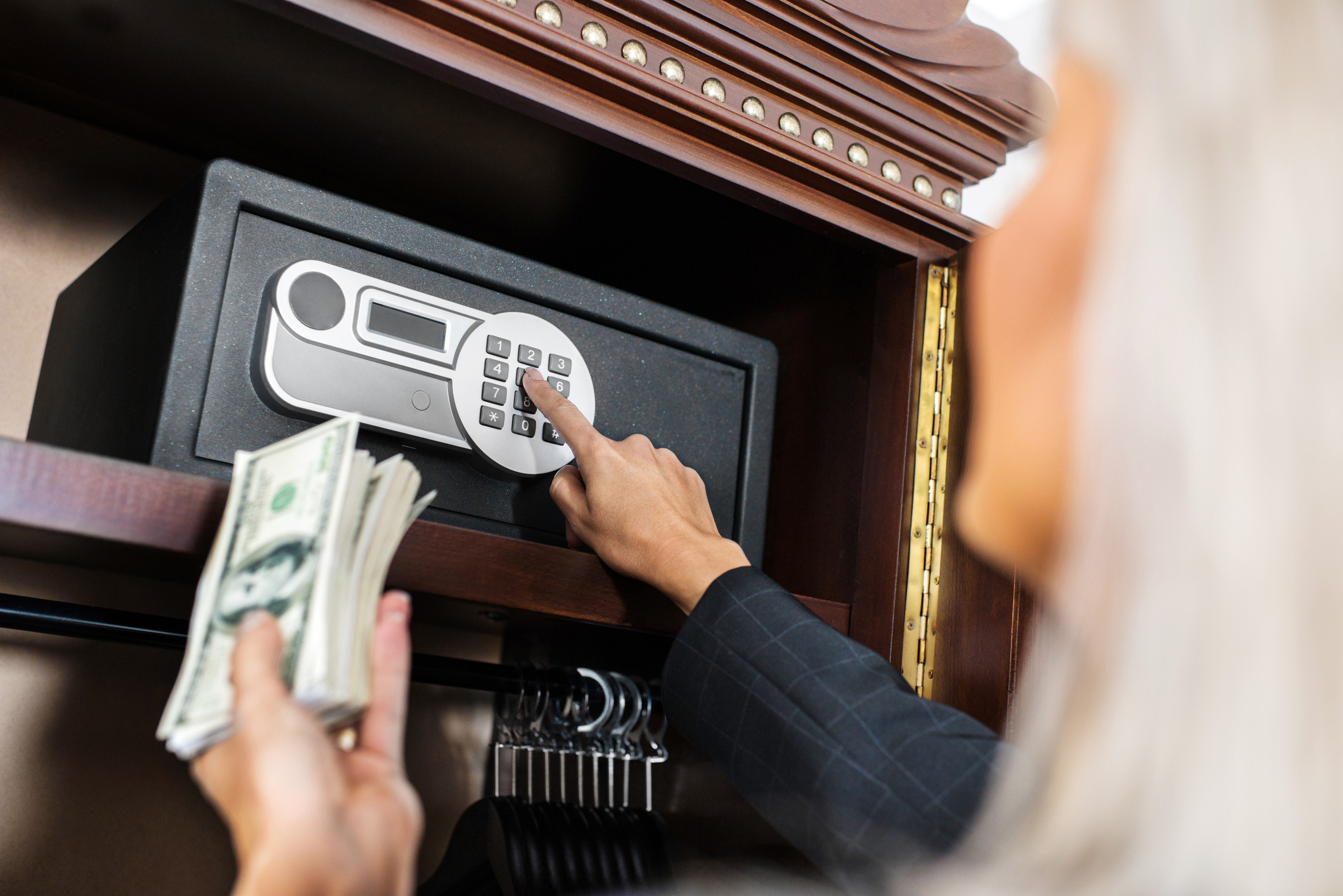 Un angajat al Ambasadei Rusiei din București a sesizat poliția după dispariția unor bani din seif. Despre ce sumă este vorba