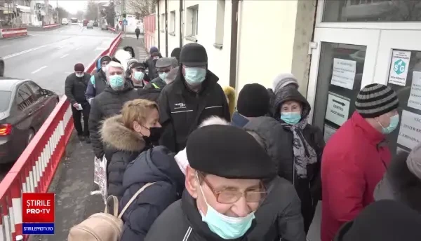 Cozi interminabile pentru ridicarea tichetelor de 100 de lei oferite pentru vaccinare. Oamenii au așteptat și șase ore
