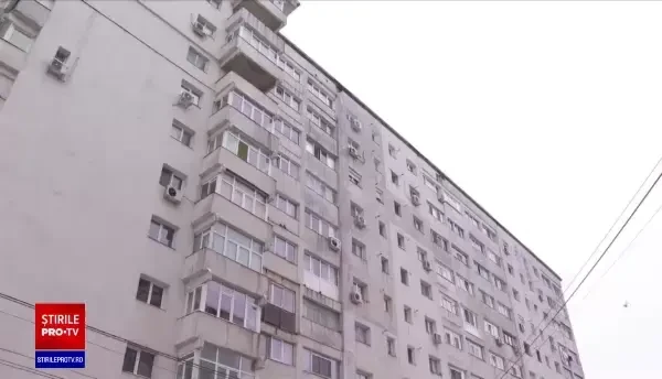 Țurțurii, un real pericol pentru trecătorii din mai multe părți ale Moldovei. Pompierii au intervenit pentru a-i îndepărta