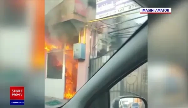 Câțiva români care au venit în țară de Sărbători lucrează de zor pentru a reface locuința unui om sărman