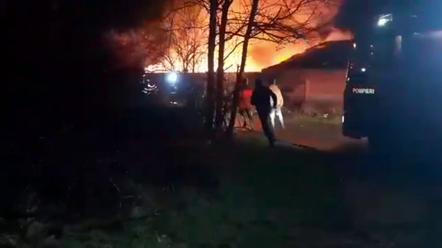 O fabrică de mobilă din Eforie Sud a fost cuprinsă de flăcări. Hala a fost distrusă complet