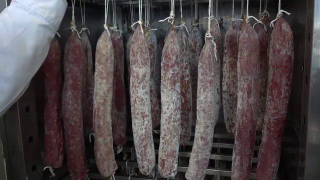 Prețuri pe măsura gusturilor, la târguri. Cârnații italienești se dau ca pâinea caldă. Care este secretul rețetei