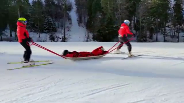Cum intervin salvamontiștii pentru salvarea unui turist rănit pe pârtie. VIDEO