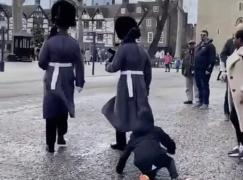 VIDEO Un copil a fost călcat în picioare de unul dintre gardienii Reginei Elisabeta. Momentul a fost filmat