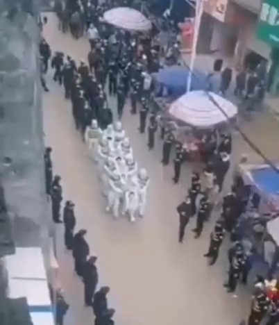 Patru chinezi au fost supuși unei pedepse din epoca ”Revoluţiei Culturale” după ce au încălcat măsurile antiCovid. VIDEO