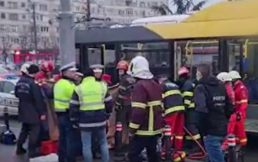 Tragedie în Ploiești. Un bărbat de 70 de ani a murit sub roțile unui troleibuz