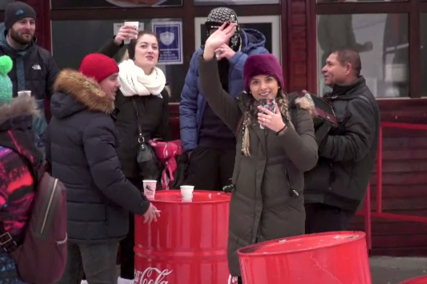 Tradiționala aglomerație pe drumul către Revelionul de la munte. 8 ore de la București la Bran: ”Ne prinde și Paștele aici”