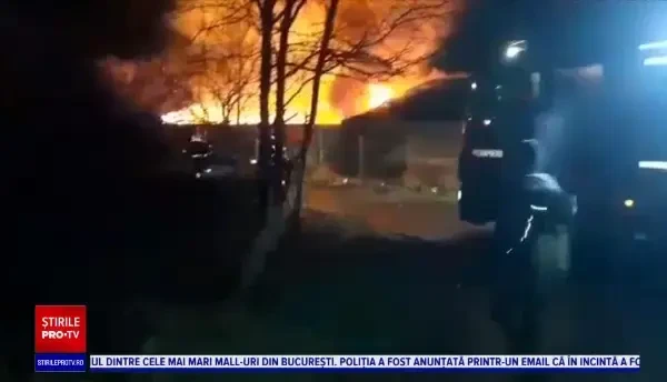 O fabrică de mobilă din Eforie Sud a fost cuprinsă de flăcări. Hala a fost distrusă complet