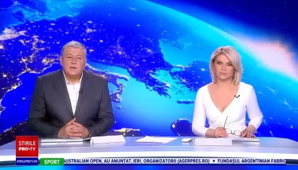 Momentul în care un brad înalt, încărcat cu zăpadă, a căzut pe mașina unui bărbat