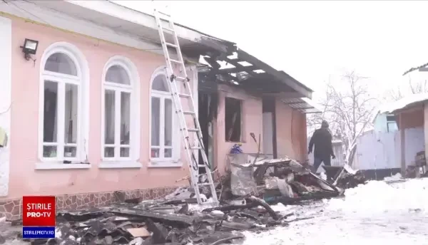 O casă din județul Iași a fost distrusă de un incendiu. Un bătrân a murit carbonizat