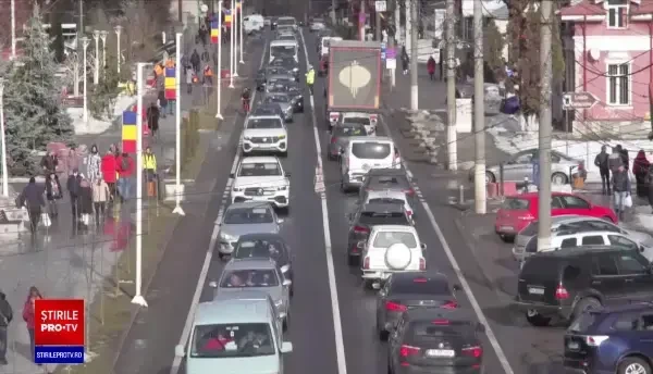 Tradiționala aglomerație pe drumul către Revelionul de la munte. 8 ore de la București la Bran: ”Ne prinde și Paștele aici”