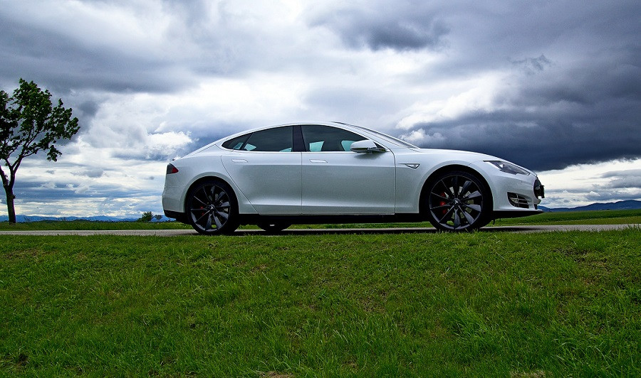 Tesla recheamă peste 475.000 de maşini pentru a rezolva problemele legate de camera retrovizoare şi portbagaj