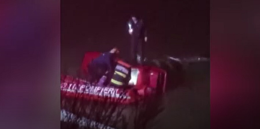 Tragedie în Bacău. Un bărbat de 44 de ani a murit, după ce mașina pe care o conducea a ajuns într-un lac