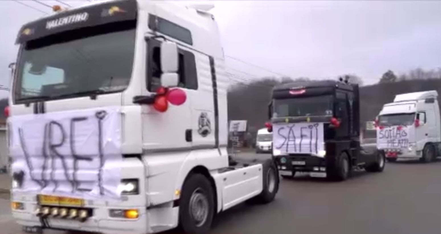 A cerut-o în căsătorie cu trei TIR-uri și o dronă, într-o comună din Argeș. „Vrei să fii soția mea?”