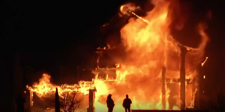 Incendiile de vegetație fac prăpăd în SUA. 600 de case au ars complet, iar mii de oameni au fost evacuați de urgență