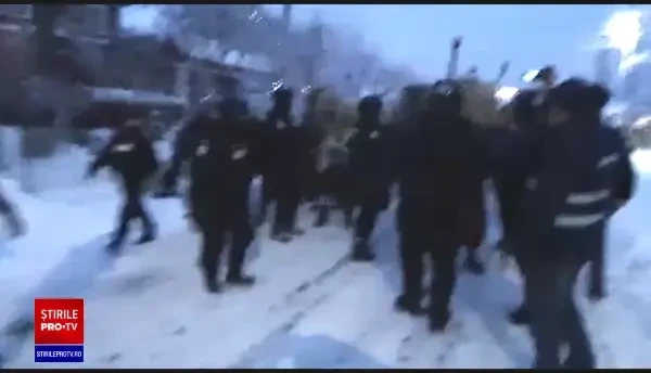 Jandarm lovit cu pumnul în față în confruntarea de la Ruginoasa. Războinicii au fost împiedicați să se bată