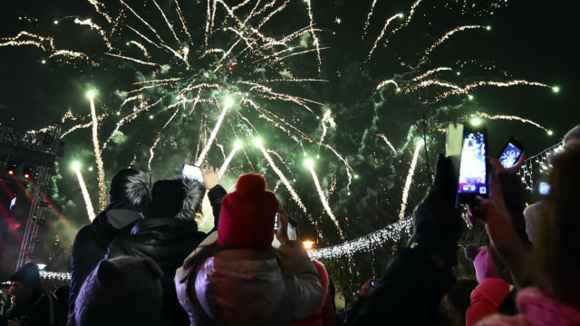 Cum au petrecut românii de Revelion. De la dans în aer liber la petrecere cu spumă