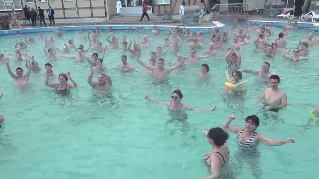 După mesele bogate, piscinele exterioare au fost la mare căutare: "Degeaba zice termometrul că avem 13 grade, că sunt 40"