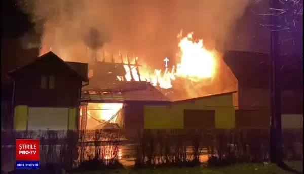 Incendiu violent, în Râșnov. Pompierii s-au luptat cu flăcări imense