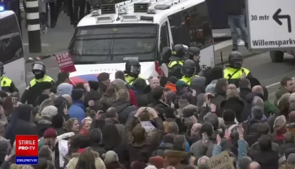 Proteste extrem de violente la Amsterdam față de restricțiile Covid