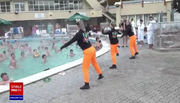 După mesele bogate, piscinele exterioare au fost la mare căutare: "Degeaba zice termometrul că avem 13 grade, că sunt 40"