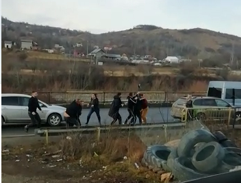 VIDEO. Bătaie pe DN1, după ce un șofer a depășit coloana de mașini. Patru persoane au fost sancționate