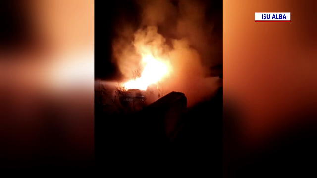 O mașină în care se aflau 4 tineri a luat foc după un accident. Cum au reușit să scape