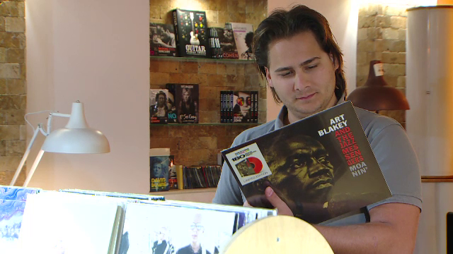 Obiectul pe care toată lumea îl credea dispărut a revenit la modă. Piața de vinil este în continuă creștere