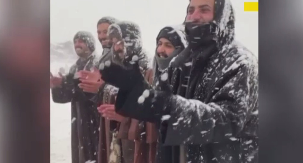 Fenomen meteo rar în Arabia Saudită. A nins abundent în mai multe regiuni ale țării, iar oamenii au dansat de bucurie