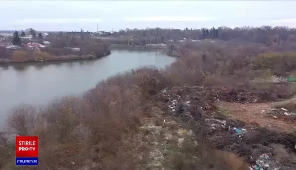 Caz revoltător în Buftea. Firmele de salubritate aruncă gunoiul ilegal, la doi pași de Palatul Știrbei