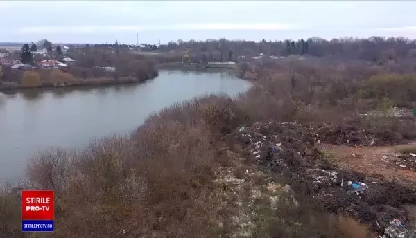 Caz revoltător în Buftea. Firmele de salubritate aruncă gunoiul ilegal, la doi pași de Palatul Știrbei