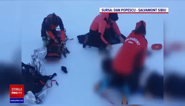 Turist mort în Făgăraș după ce a alunecat de pe munte. O alpinistă a fost rănită grav în Bucegi