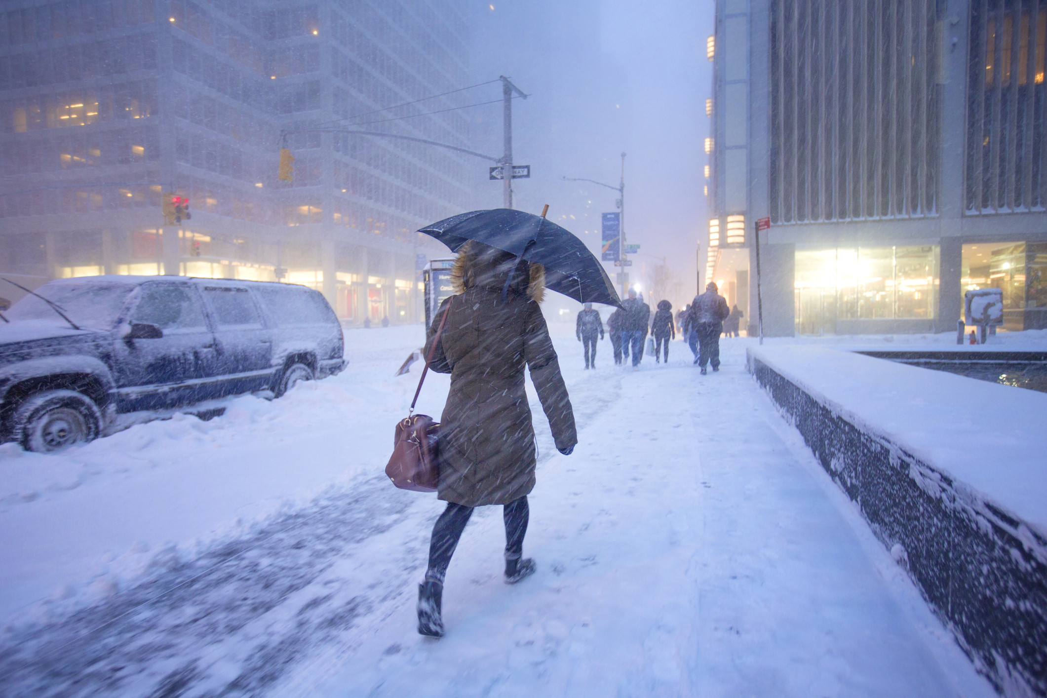 Ninsorile fac prăpăd în SUA. Mii de zboruri au fost anulate, zeci de mii de oameni au rămas fără curent