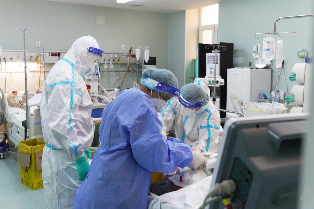 10 persoane din Harghita, vaccinate anti Covid-19, s-au infectat cu tulpina Omicron