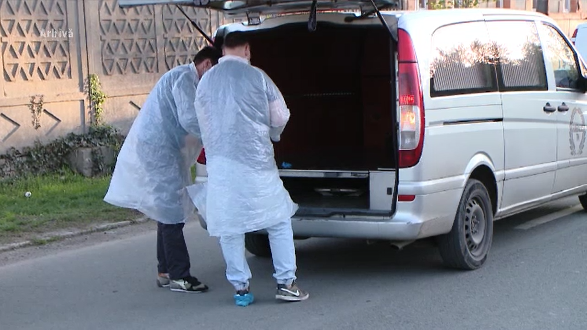 O bătrână și fiul ei au fost găsiți morți împreună în casă în Craiova. Nu s-au găsit urme de violență