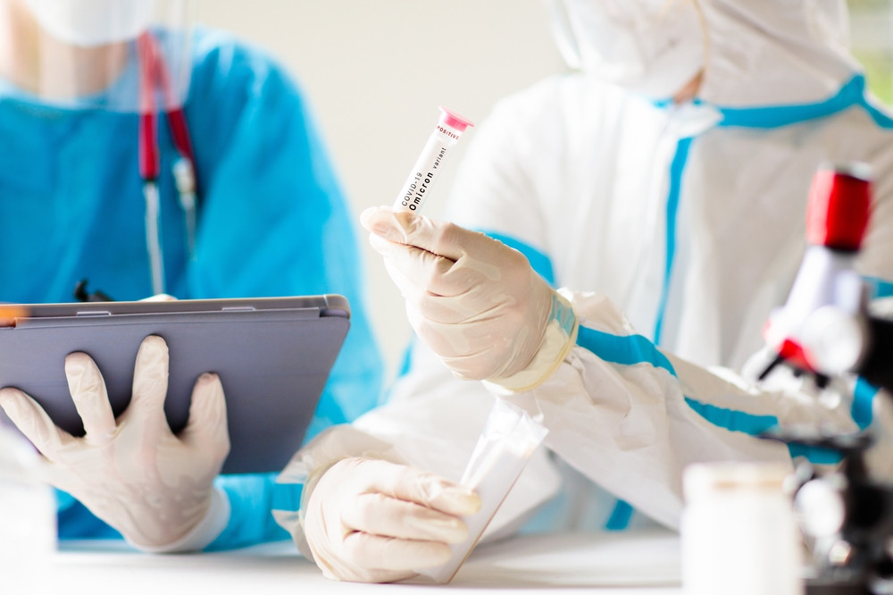 Studiu: Varianta Omicron este rezistentă la majoritatea anticorpilor monoclonali. Cum poate fi neutralizată