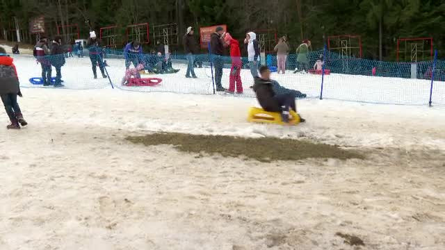 Peisaj trist în Predeal și Poiana Brașov. Turiștii au parte mai mult de nămol decât de zăpadă