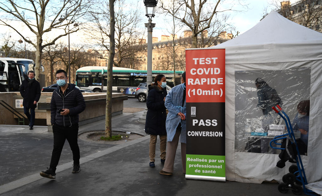 O nouă variantă de coronavirus a fost descoperită în Franța. Are 46 de mutații și ar putea fi mai contagioasă