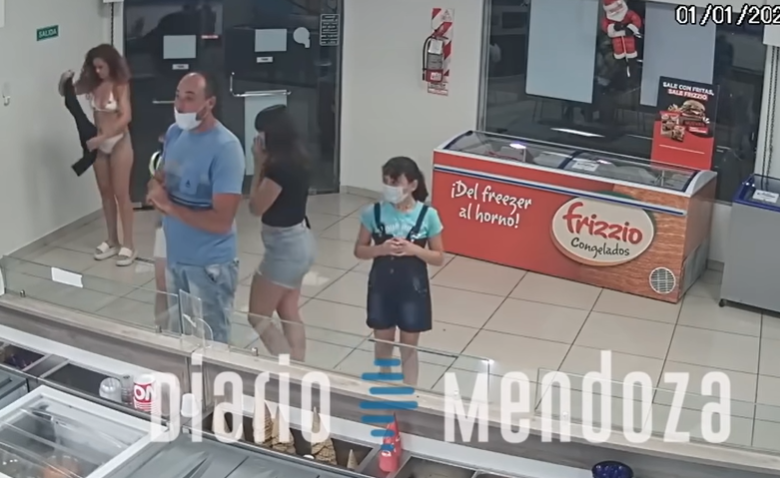 VIDEO Momentul în care o femeie se dezbracă de rochie și o folosește pe post de mască, într-o gelaterie. Reacția angajaților