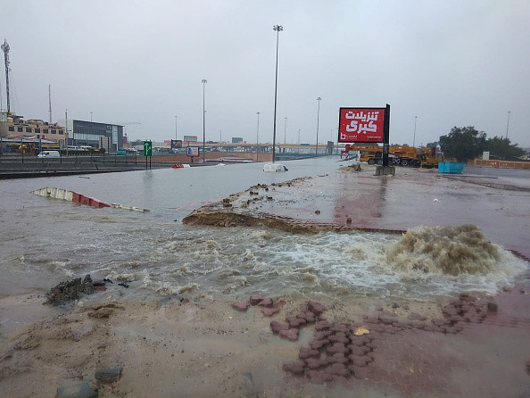 Au însămânțat norii ca să ploua, dar au fost loviți de ploi torențiale și inundații. Cursurile au fost suspendate