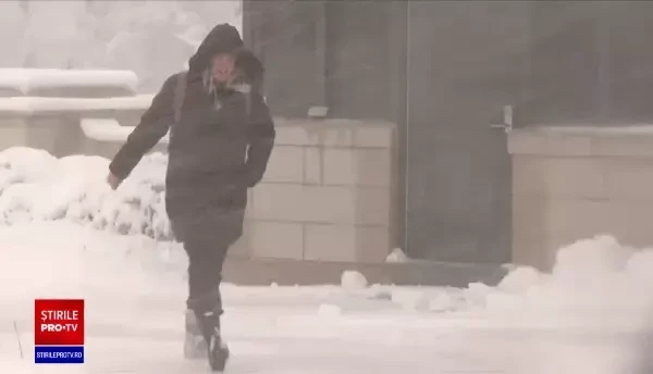 Ninsorile fac prăpăd în SUA. Mii de zboruri au fost anulate, zeci de mii de oameni au rămas fără curent