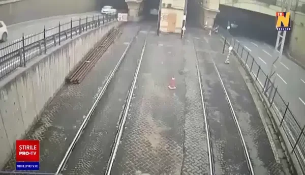 VIDEO. Cum a ajuns un șofer din Turcia cu mașina chiar pe linia de metrou